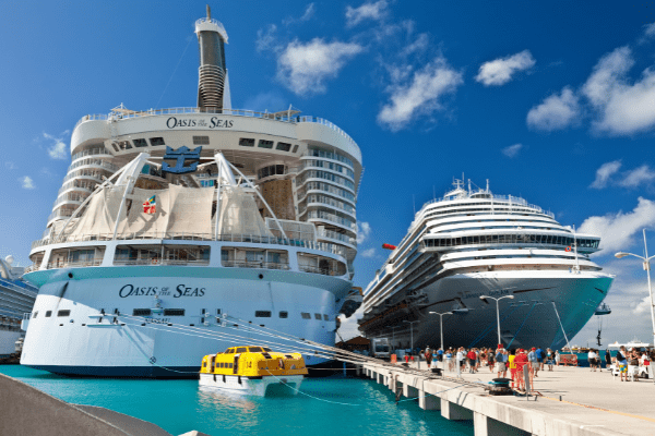 cruise ship and passengers port days