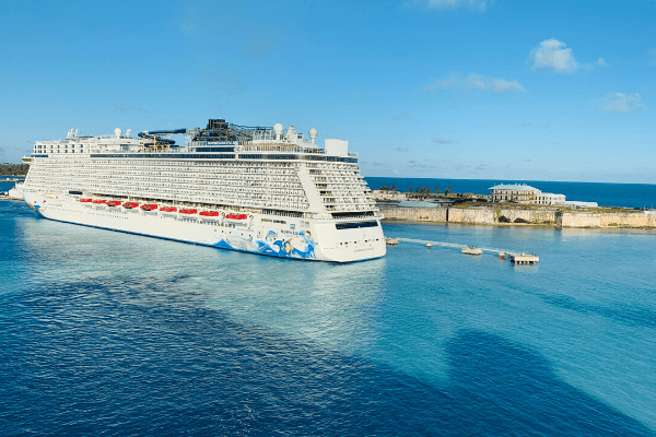 Bermuda Cruise Ship in King's Wharf