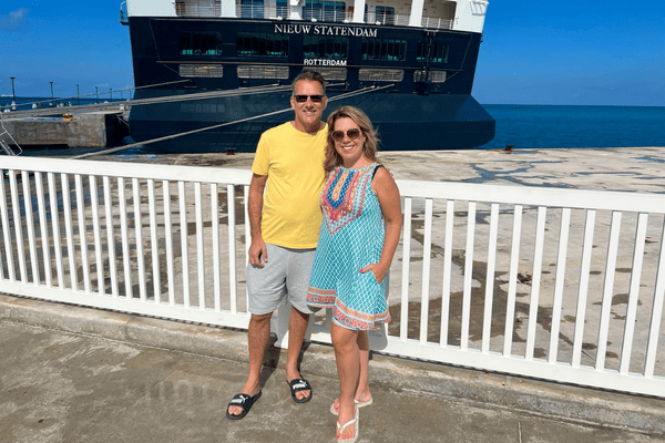 Ilana-and-Frank-in-Bimini-cruise-port-Nieuw-Statendam